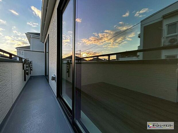 【バルコニー】≪C号棟≫
広々としたバルコニーならシーツなど大きな洗濯物もらくらく干せます!観葉植物を置いたり、料理に使えるハーブを育てたり、ガーデンニングを楽しむスペースも十分♪