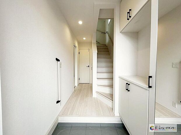 【玄関】【2号棟】大容量のシューズボックスを備え、ご家族の履物をまとめて収納できるため散らかりがちな玄関をすっきりときれいに保てます!