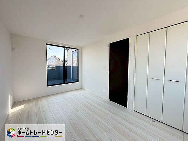 【リビング以外の居室】優しい雰囲気のフローリングにホワイトのクロスがどんなインテリアにも馴染みます！明るい室内に自分好みの家具を配置して、プライベート空間を楽しめます！