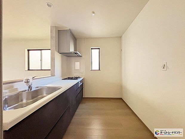 【C号棟キッチン】対面式キッチンは、家族のコミュニケーションを育み、子育て家族にも好適なプランです。リビングで寛ぐご家族をいつも感じ、会話を楽しみながら家事ができます♪