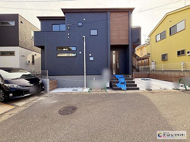 【現地外観写真】一戸建ての大きなメリットは、「自分の土地」を自由に使えること。好きなペットが飼えるほか、ガーデニングやDIY、車やバイクの手入れなど様々な趣味を楽しめます♪