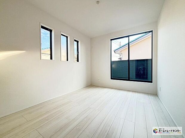 【リビング以外の居室】お陽さまの光をさわやかな風をたっぷりとりこめます。室内はいつも明るい印象なので気持ちの良い朝を迎えられます。毎日の生活も明るくなりそう。