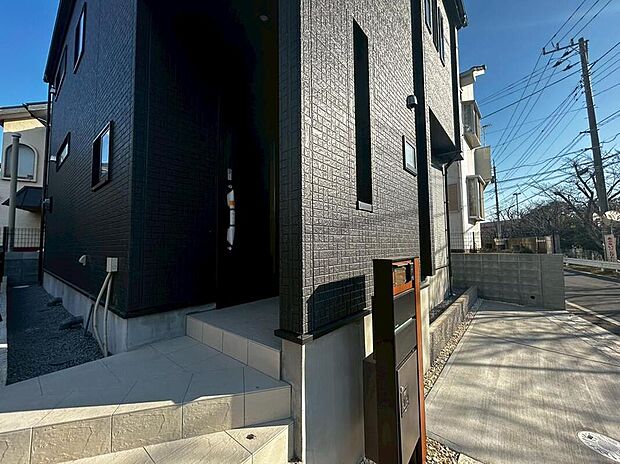 【玄関】家の第一印象は玄関で決まるくらい重要な場所。玄関は家の顔といわれますが我が家のセンスをさりげなく感じさせる魅力ある玄関造りも楽しみの一つ。帰宅する度に家族がほっとできる心地よい空間造りも大切ですね♪