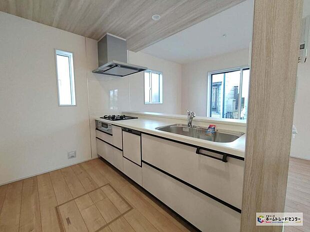 【キッチン】対面式キッチンは、家族のコミュニケーションを育み、子育て家族にも好適なプランです。リビングで寛ぐご家族をいつも感じ、会話を楽しみながら家事ができます♪