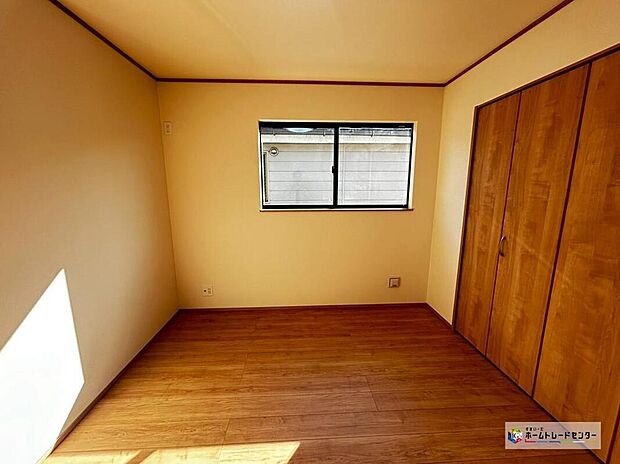 【リビング以外の居室】お陽さまの光をさわやかな風をたっぷりとりこめます。室内はいつも明るい印象なので気持ちの良い朝を迎えられます。毎日の生活も明るくなりそうです☆