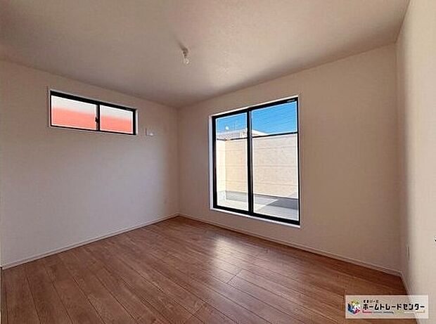 【リビング以外の居室】バルコニーからは光と風を室内へと取り込みます。木のぬくもりを感じるフローリングに優しい光が差し込みくつろぎのプライベート空間を演出します!