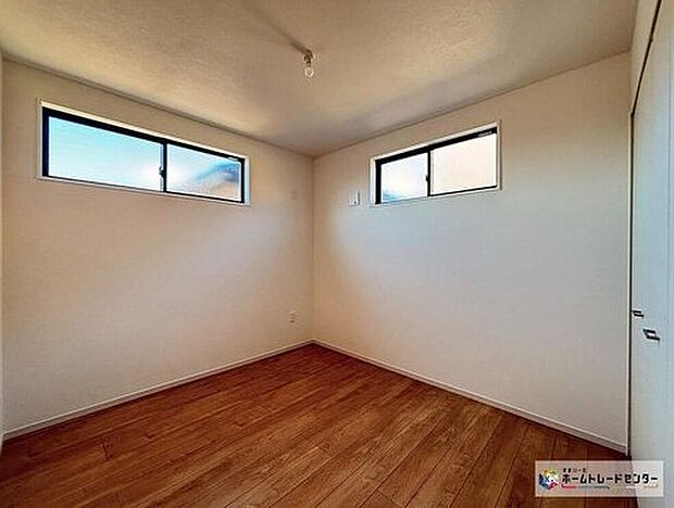 【リビング以外の居室】清潔感あふれる優しいホワイトのクロスはどんな色やデザインの家具や建具にも調和しやすく、統一感が出やすいのが特徴です。