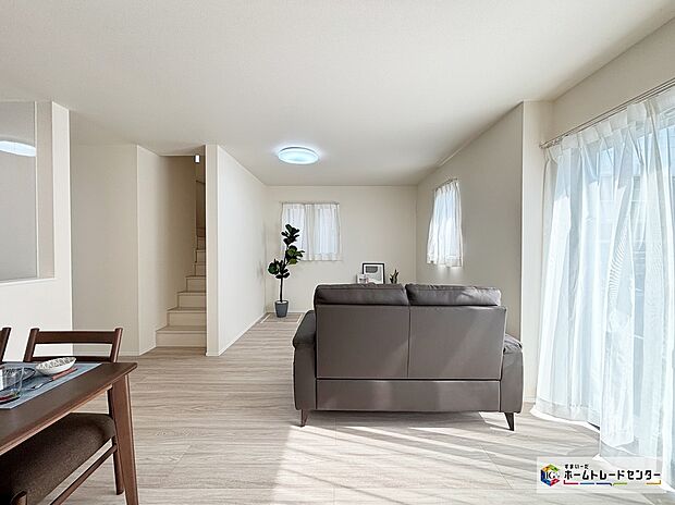 【G号棟リビング】大きな窓のあるリビングは、陽光あふれる明るい空間です。居心地良く、ご家族皆がゆったり寛げる憩いの空間となりそうです。