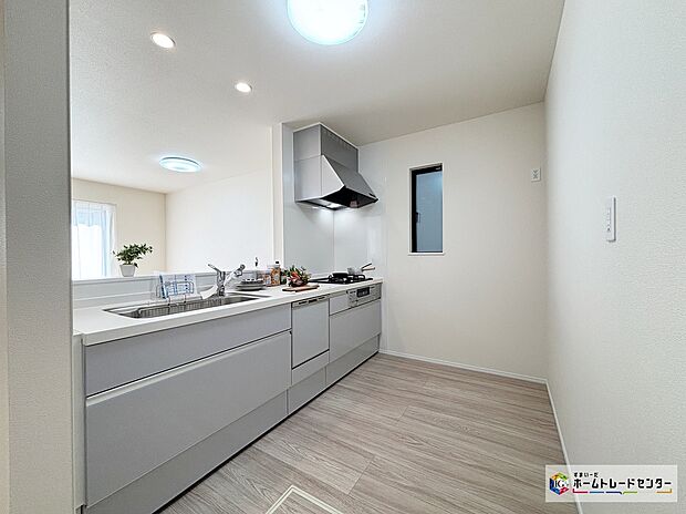 【G号棟キッチン】大容量の収納スペースは取り出しやすくしまいやすいスライドタイプ、大きな鍋などもラクに取り出せます♪床下収納もございますので、いつでもすっきりとお使い頂けそうです。