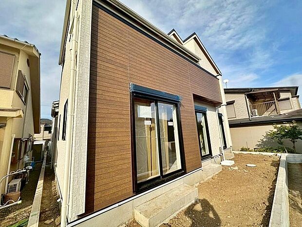 【現地外観写真】(2号棟)
休日にご家族揃ってご見学はいかがでしょうか♪実際の現地を見てみると図面などではわからない、新たな発見もありますのでまずはお気軽にお問い合わせください♪