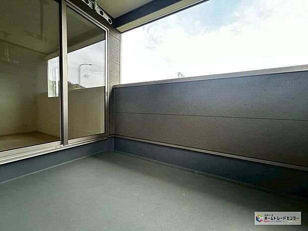 【バルコニー】≪3号棟≫
天気の良い日は、ご家族の洗濯物・お布団をまとめて干せます♪
インナーバルコニーは屋根もあるので外出時の突然の雨でも慌てずに済みますね♪