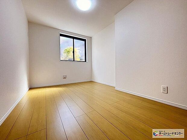 【リビング以外の居室】☆2号棟☆穏やかな日差しが降りそそぐ室内は季節を問わず快適に過ごせます。豊富な自然光が部屋を広く感じさせ、インテリアや観葉植物を活かした空間づくりに適しています!