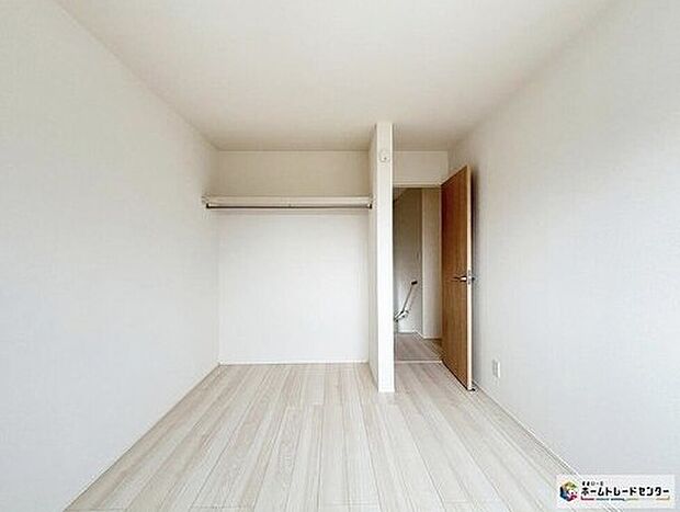 【リビング以外の居室】【6号棟】清潔感あふれる優しいホワイトのクロスはどんな色やデザインの家具や建具にも調和しやすく、統一感が出やすいのが特徴。流行に左右されにくく、長く使えて飽きの来ない色であるため将来の模様替えにも♪