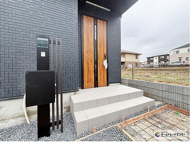 【玄関】【6号棟】落ち着いた外観デザインが印象的な玄関アプローチ!段差の少ない階段で出入りしやすく、防犯面にも配慮された仕様です♪