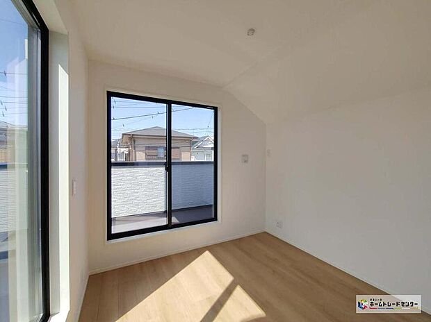 【リビング以外の居室】≪2号棟≫2面採光を確保した明るい室内は、風通しも良く、大変居心地の良い空間となっております。爽やかな風を感じて起きる朝は、快適生活の始まりに!