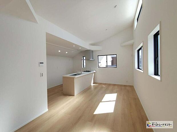 【リビング】≪2号棟≫ゆとりある空間で解放感があるリビングです♪採光にも優れていて過ごしていて気持ちのいいリビングです!