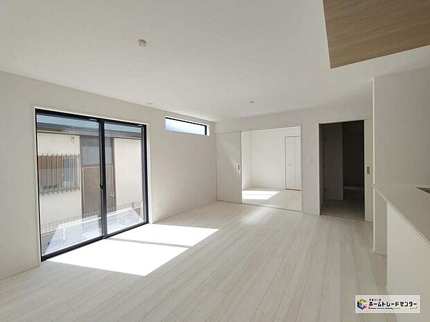 【リビング】大きな窓のあるリビングは、陽光あふれる明るい空間です。居心地良く、ご家族皆がゆったり寛げる憩いの空間となりそうです♪