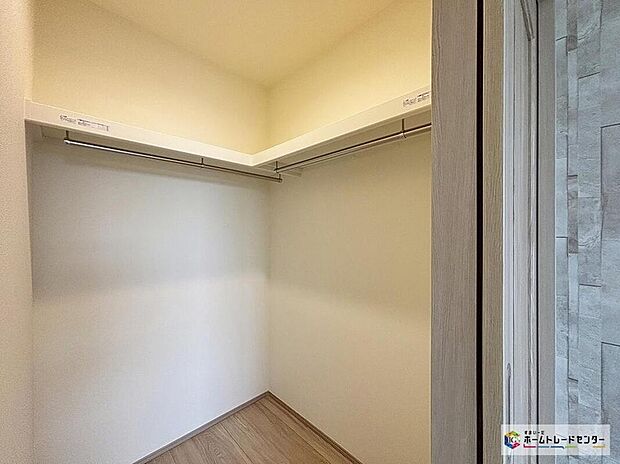 【収納】収納力豊富なウォークインクローゼットを設置。洋服や小物類など、目的に応じてすっきり美しい収納を実現します。窓から降り注ぐ陽光で穏やかな時間を過ごせます。