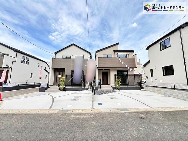 【現地外観写真】洗練されたデザインのお洒落なお住まいです。ゆとりの広さを誇る魅力あふれる邸宅の完成です。植栽を追加し綺麗に仕上がっております。