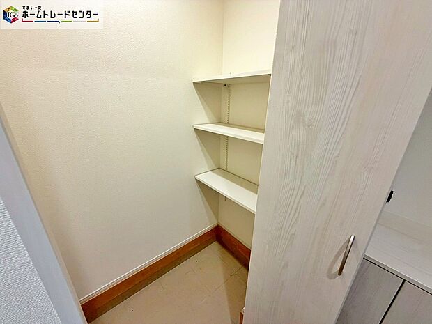 【【2-B号棟】収納】キッチンのすぐ横の収納スペースはミネラルウォーターや調味料などの置き場所に最適♪安心して買い置きできますね。