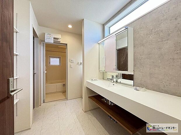 【洗面台・洗面所】清潔感あふれるパウダールームは機能性とデザイン性を両立させた快適空間。毎日の身支度や入浴時にも気持ちよくお使いいただけます。