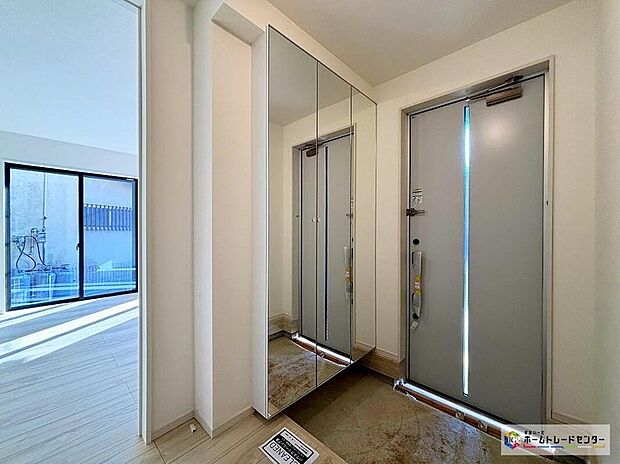 【玄関】大容量のシューズボックスを備え、ご家族の履物をまとめて収納できるため散らかりがちな玄関をすっきりときれいに保てます!