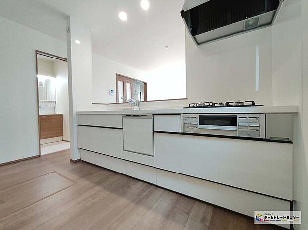 【キッチン】明るく開放感のあるリビング。対面式キッチンは、いつでもご家族を感じられる空間作りの重要ポイントになりそうです♪