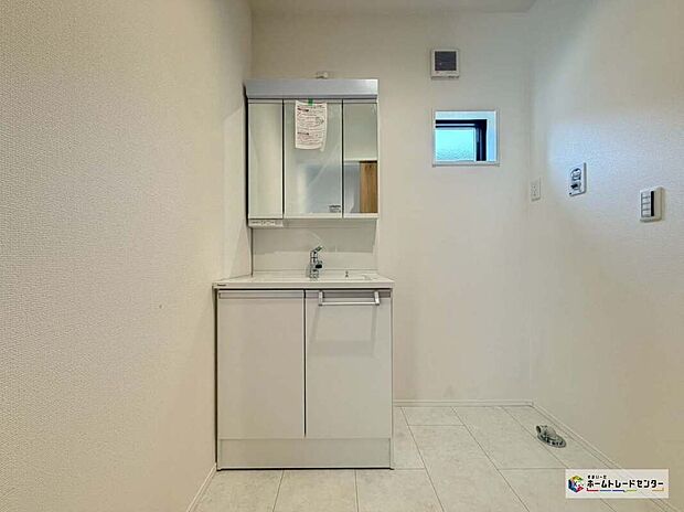 【洗面台・洗面所】白を基調とした清潔感あふれるパウダールームは機能性とデザイン性を両立させた快適空間♪