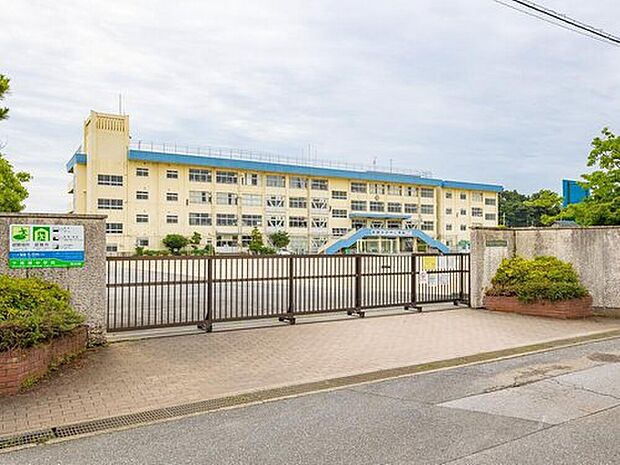 市川市立下貝塚中学校（約210m）