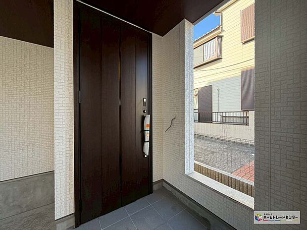 【玄関】☆玄関☆
ガラススリットの入った玄関ドアは室内に光を届けてくれる大事な存在です☆ウッドテイストの玄関ドアがお洒落です。