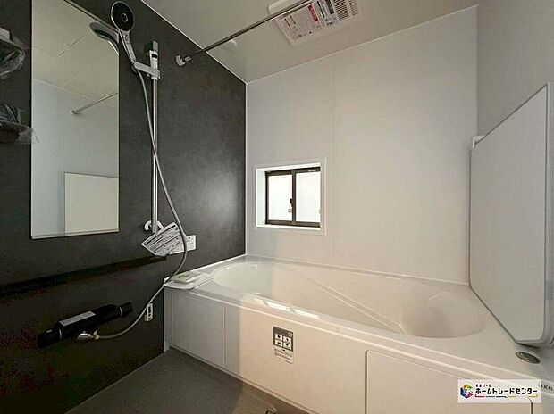 【浴室】☆浴室☆
ひろびろ1坪サイズのバスルーム半身浴もできるひろびろな浴槽です。窓付きのバスルームは、明るく換気環境も良好。日中の入浴も気持ちよくお使い頂けそうです。