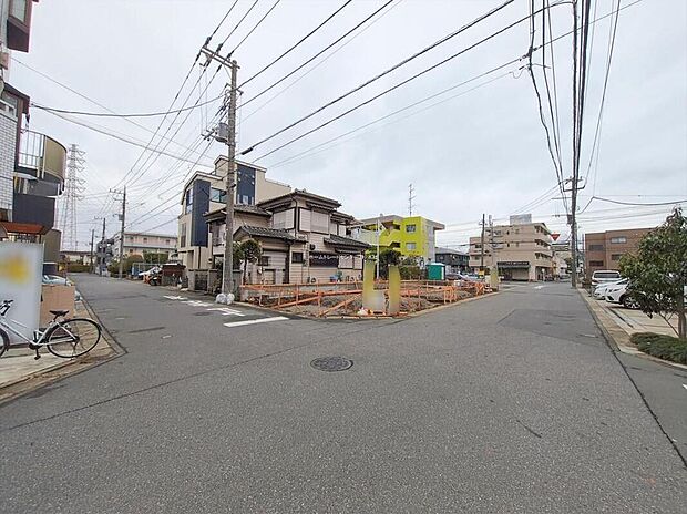 【前面道路含む現地写真】スーパー2箇所、コンビニが徒歩7分圏内にあるので、急な買い出しも気軽に行けそうです♪まずは、お気軽にお問い合わせ下さい♪