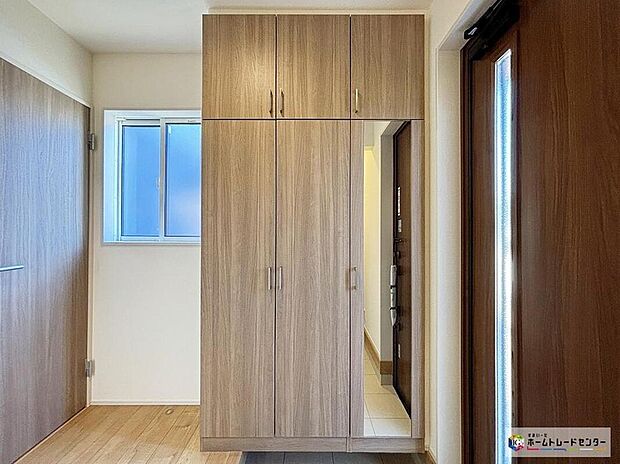 【玄関】シューズボックスには姿見がついているため、外出前の身支度を終えた状態で全身のコーディネートを確認できます！