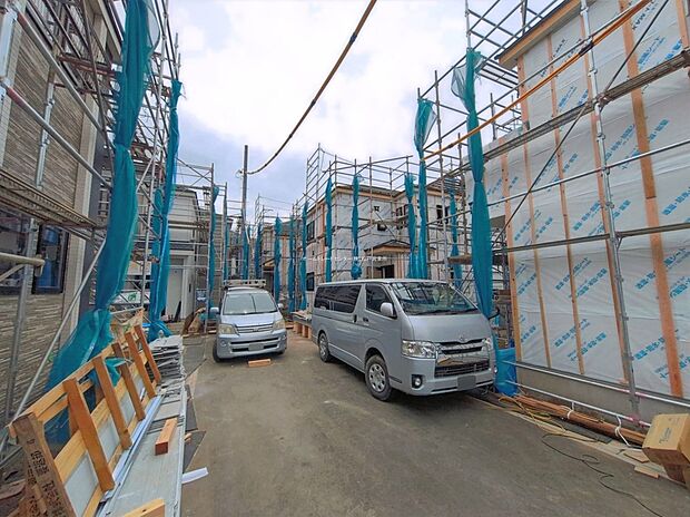 【前面道路含む現地写真】近くの完成物件と一緒に、ご内覧いただけます。物件の陽当りや通風・仕様設備、周辺環境や街並みなど、是非一度現地をご確認ください♪