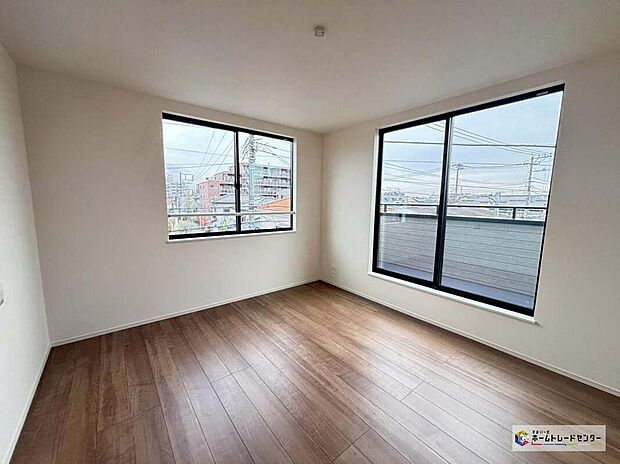 【リビング以外の居室 ※B号棟】2面採光を確保した明るい室内は、風通しも良く、大変居心地の良い空間となっております。爽やかな風を感じて起きる朝は、快適生活の始まりに!