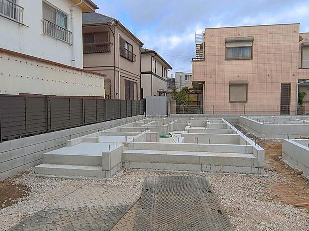 【現地外観写真】一戸建ての大きなメリットは、「自分の土地」を自由に使えること。好きなペットが飼えるほか、ガーデニングやDIY、車やバイクの手入れなど様々な趣味を楽しめます♪