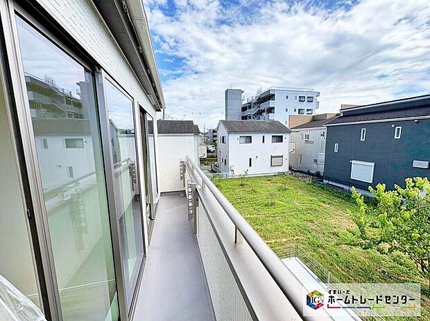 【C号棟バルコニー】天気の良い日は、ご家族の洗濯物・お布団をまとめて干せます♪
