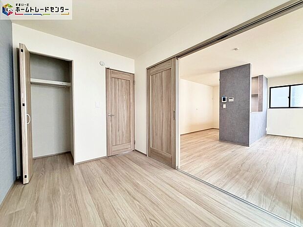【【A号棟】リビング以外の居室】充分な広さの収納を備え、採光良好な洋室は、快適空間。プライベートの時間もゆったりお寛ぎ頂けそうです。