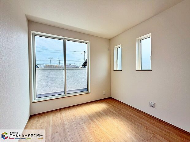 【【B号棟】リビング以外の居室】穏やかな光が差し込む室内には、穏やかな時間が流れます。休日には、落ち着いた空間で自分の趣味を楽しむのはいかがですか。