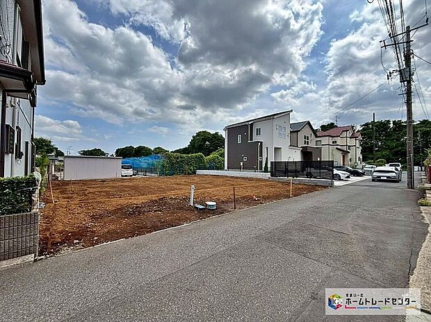 【前面道路含む現地写真】一戸建ての大きなメリットは、「自分の土地」を自由に使えること。好きなペットが飼えるほか、ガーデニングやDIY、車やバイクの手入れなど様々な趣味を楽しめます♪