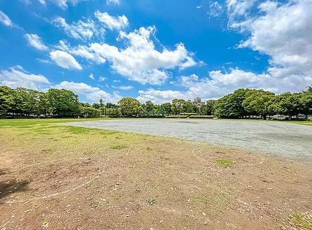 六実中央公園（約1,200m）