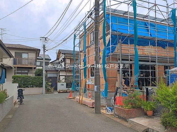 【前面道路含む現地写真】一戸建ての大きなメリットは、「自分の土地」を自由に使えること。好きなペットが飼えるほか、ガーデニングやＤＩＹ、車やバイクの手入れなど様々な趣味を楽しめます♪
