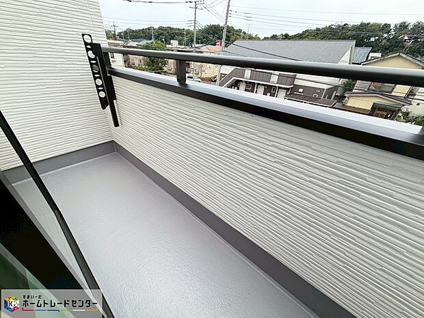 【バルコニー】【C号棟】お布団やシーツも1回でまとめて干せます。広いバルコニーからたっぷりの光をうけたお布団やシーツから太陽のにおいが感じられます。
