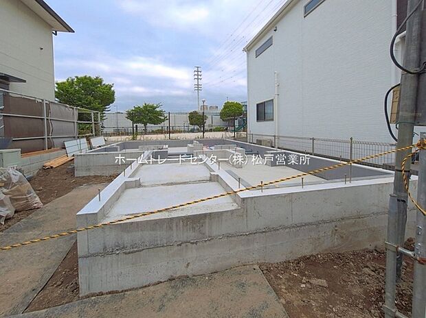 【現地外観写真】※造成中現地
一戸建ての大きなメリットは、「自分の土地」を自由に使えること。好きなペットが飼えるほか、ガーデニングやＤＩＹ、車やバイクの手入れなど様々な趣味を楽しめます♪