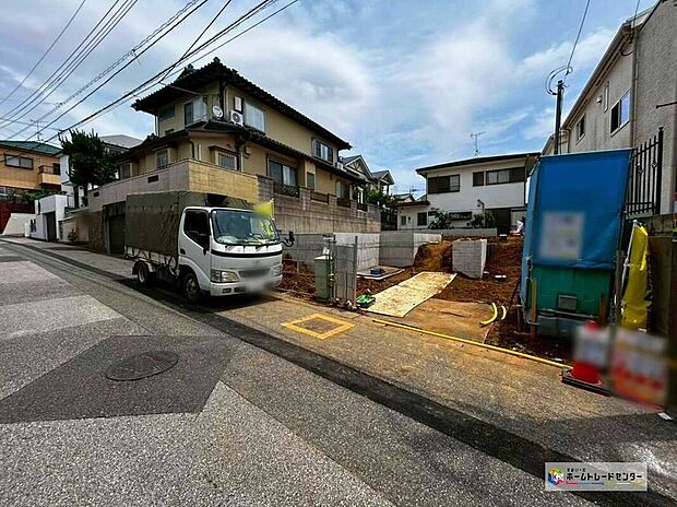 【前面道路含む現地写真】前面道路幅はゆったり約6mで車の出し入れ楽々です♪スーパーや病院など徒歩7分圏内の好立地！小さなお子様がいらっしゃるご家族にもおすすめです。