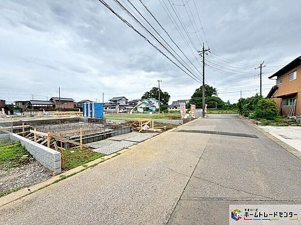 【前面道路含む現地写真】南側の道路です。陽当りの良い道路に面したお住まい♪道路幅も広めで、開放感たっぷり♪