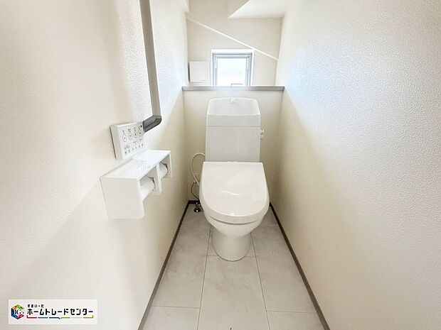【トイレ】窓付きのトイレスペース。陽射し差し込む明るい空間となっております。また、換気環境も良好です。温水洗浄便座付きなので冬でも安心です！