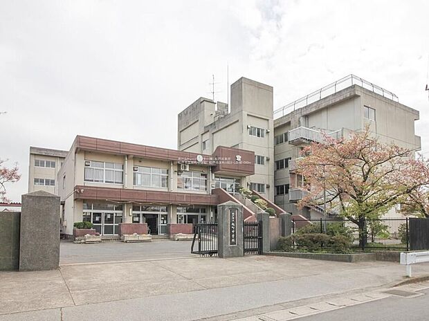 松戸市立旭町中学校（約700m）