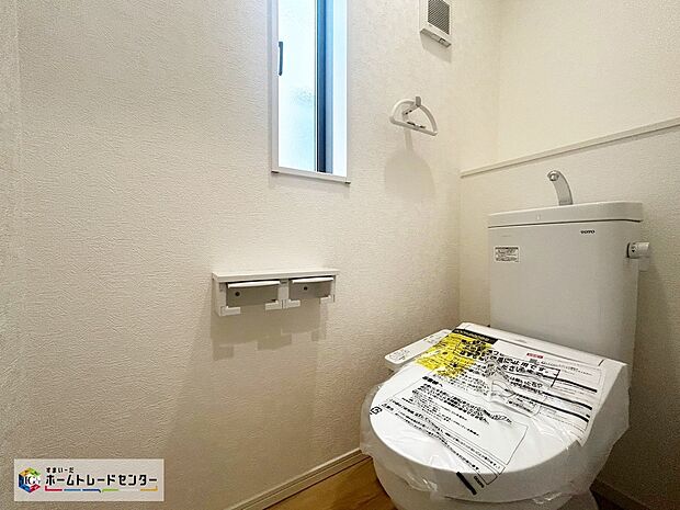 【トイレ】☆1号棟☆窓付きのトイレスペース。陽射し差し込む明るい空間となっております。また、換気環境も良好です。