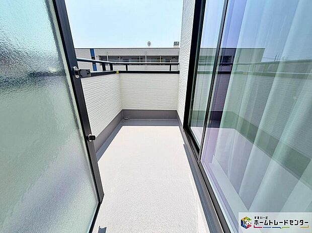 【バルコニー】お布団やシーツも1回でまとめて干せます。広いバルコニーからたっぷりの光をうけたお布団やシーツから太陽のにおいが感じられます。